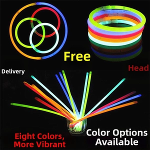 Détail de bâtons lumineux multicolores en huit couleurs avec connecteurs de fête