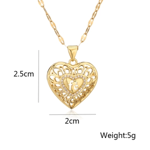 Dettaglio ciondolo a cuore oro 18K con scritta fé e dimensioni di 2,5 cm per 2 cm