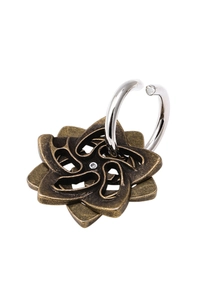 Vue détaillée d'un pendentif fleur évidé en bronze vintage avec anneau en métal argenté