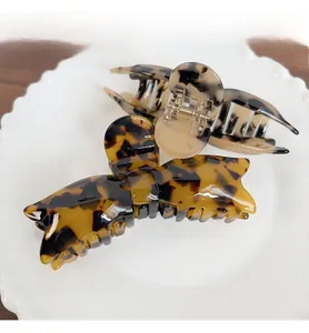 Gros plan de pinces à cheveux à nœud en écaille de tortue aux motifs marbrés