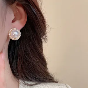Französische Vintage-Perlenohrstecker mit Goldrand am Modelohr für einen eleganten Stil