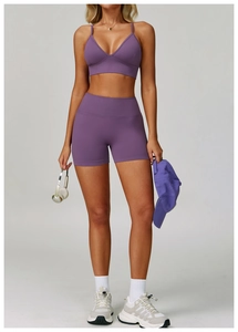 Détail d'un ensemble de yoga violet sans couture avec brassière col V et short gainant