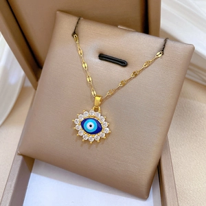 Élégant collier œil porte-bonheur en acier titane doré avec oxydes de zirconium sur support