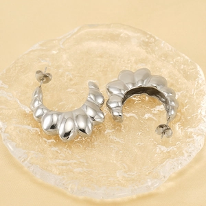 Retro C-shape silver stainless steel hoop earrings with scallop texture on glass tray