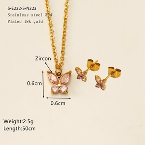 Detail von 18k vergoldetem Schmetterling-Set aus Halskette und Ohrringen mit Zirkon