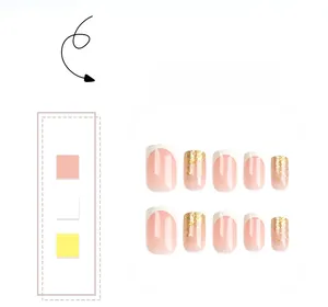 Dettaglio di unghie finte French bianche e set di unghie glitterate oro sfumate