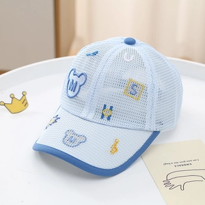 Dettaglio del cappellino da baseball in rete azzurra con ricamo a orsetto e tessuto traspirante