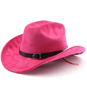 Detail eines fuchsiafarbenen Wildleder-Cowboyhuts mit Gürtelschnalle und rotem Band