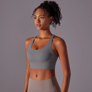 Dettaglio del reggiseno sportivo grigio scuro con dorso incrociato e orlo largo di sostegno