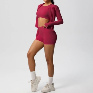 Completo yoga tre pezzi rosa scuro con pantaloncini, reggiseno sportivo e felpa zip