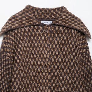 Retro geometric jacquard knit cardigan with oversized collar and button closure