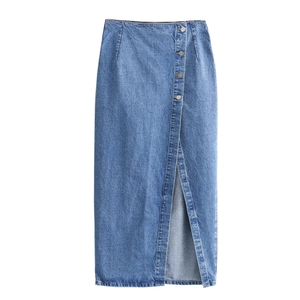 Dettaglio della gonna midi in denim blu con bottoni frontali e spacco alto alla moda