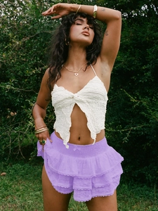 Détail de jupe plissée en dentelle violette à plusieurs couches avec taille élastique