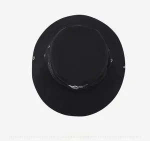 Vue de dessus d'un chapeau de soleil noir d'extérieur avec aérations et logo de montagne