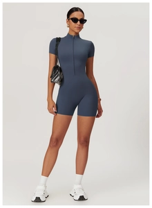 Détail du zip frontal sur une barboteuse de yoga bleu gris foncé avec col montant
