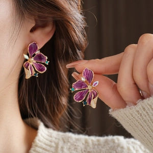 Details von Vintage-Blumenohrringen mit lila Emaille, Goldrand und Kristall-Strasssteinen