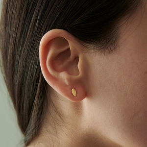 Elegant gold shell-shaped S925 silver stud earrings for women shown on a model