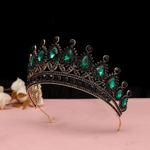 Dettaglio della tiara barocca con gemme a goccia verdi e cristalli neri eleganti