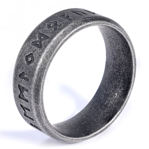 Anello vintage da uomo in acciaio inossidabile ossidato con incisioni di rune vichinghe