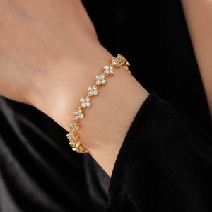 Vue détaillée du bracelet trèfle plaqué or 18 carats avec pavé de zircons étincelants