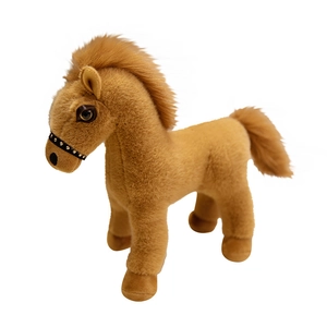 Cheval en peluche marron debout avec crinière foncée et harnais décoratif réaliste