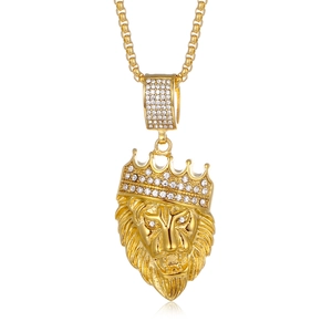 Collier hip hop plaqué or tête de lion avec couronne et cristaux étincelants
