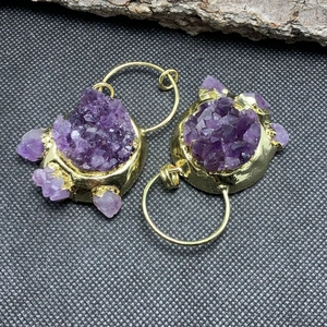 Makroaufnahme der Amethyst-Ohrringe in Katzenpfoten-Form mit 14K Goldbeschichtung