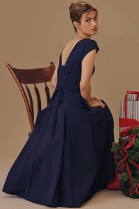 Détail de la robe de soirée bleu foncé avec un design à lacets dans le dos nu