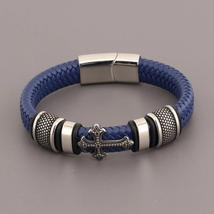 Détail du bracelet en cuir tressé bleu avec fermoir magnétique en acier inoxydable et croix