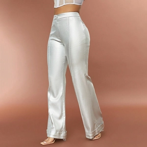 Vue détaillée du pantalon large argenté métallisé à taille haute et fini brillant