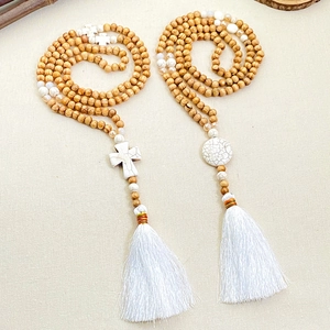 Boho ξύλινα περιλαίμια με χάντρες, τιρκουάζ σταυρό και λευκές βαμβακερές φούντες