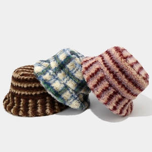 Gros plan détaillé de la texture pelucheuse et des motifs variés de trois bobs d'hiver épais