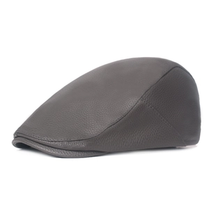 Vue détaillée d'une casquette en cuir gris foncé montrant le grain de cuir et la couture