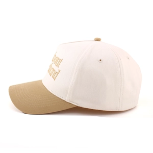 Seitenansicht der Bestickung „About Island“ auf der zweifarbigen Trucker-Baseballkappe