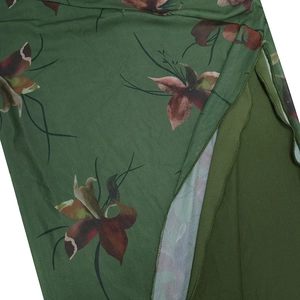 Détail du tissu en mesh à fleurs vert foncé avec doublure double couche et couture précise