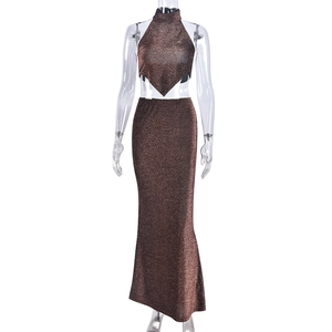 Détail de l'ensemble deux pièces à paillettes bronze avec crop top et jupe sirène