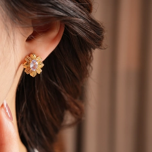 Gros plan de boucles d'oreilles vintage avec cristal violet et finition dorée