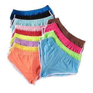 Nahaufnahme bunter Sport-Shorts mit elastischem Bund und weißen Kontrastpaspeln