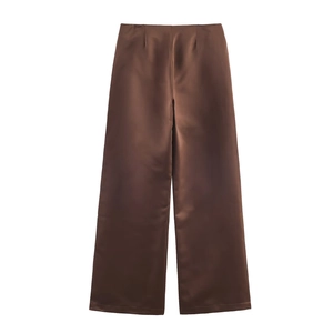 Vue détaillée du pantalon large en satin marron foncé à taille haute et fini soyeux