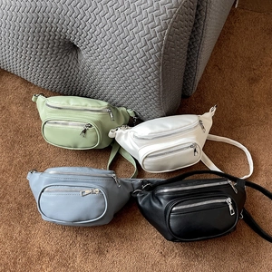 Sacs de poitrine en cuir PU pour hommes et femmes présentés en quatre coloris