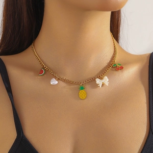 Goldkette mit bunten Anhängern wie Ananas, Kirsche und Herz für einen verspielten Look