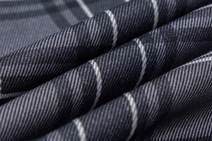 Makroaufnahme von hochwertigem dunkelgrauem Twill-Stoff mit feinen weißen Streifen und Karos