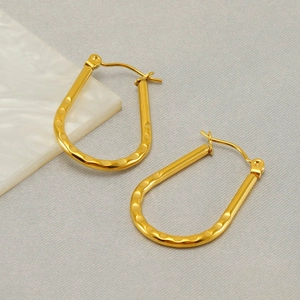Boucles d'oreilles en U dorées en acier inoxydable avec texture martelée style vintage