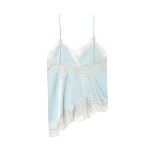 Dettaglio del top in raso azzurro con delicato pizzo a ciglia e orlo asimmetrico alla moda