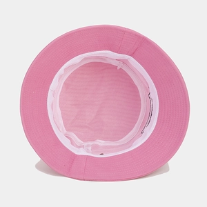 Vue intérieure d'un chapeau bob en coton rose avec bandeau blanc et coutures soignées