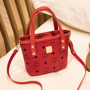 Rote Eimertasche mit Monogramm, goldener Hardware und verstellbarem Riemen