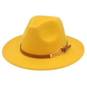 Chapeau fedora élégant en feutre de laine jaune avec boucle de ceinture en cuir.