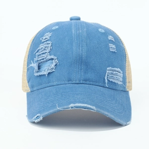 Vintage lichtblauwe gewassen denim trucker pet met mesh achterkant en gescheurde details