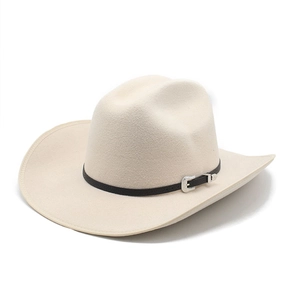 Détail d'un chapeau de cow-boy en feutre beige avec ceinture noire et boucle argentée