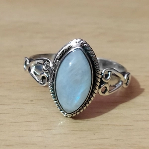 Detail eines silbernen Vintage-Rings mit Markise-Mondstein und filigranem Herzdesign